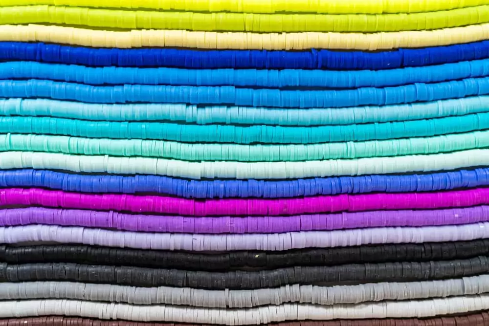 Buntes Tonperlen-Set für kreative Kinderarmbänder