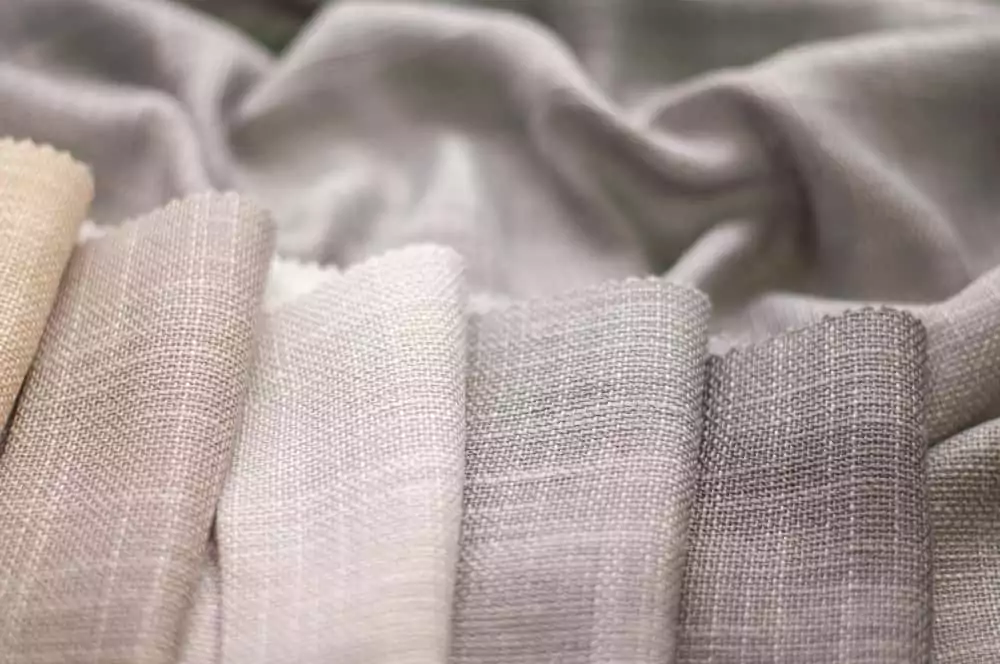 Stoff in den Farben Milchbeige und Grau für Heimtextilien und Vorhänge