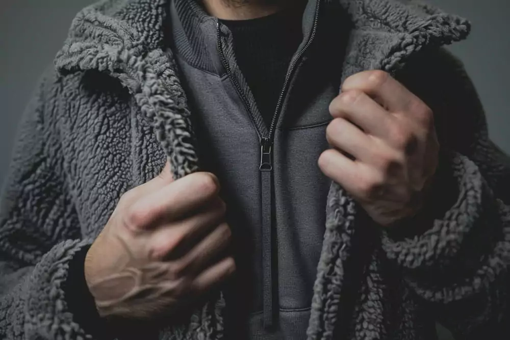 Männliches Model in einer Fleecejacke