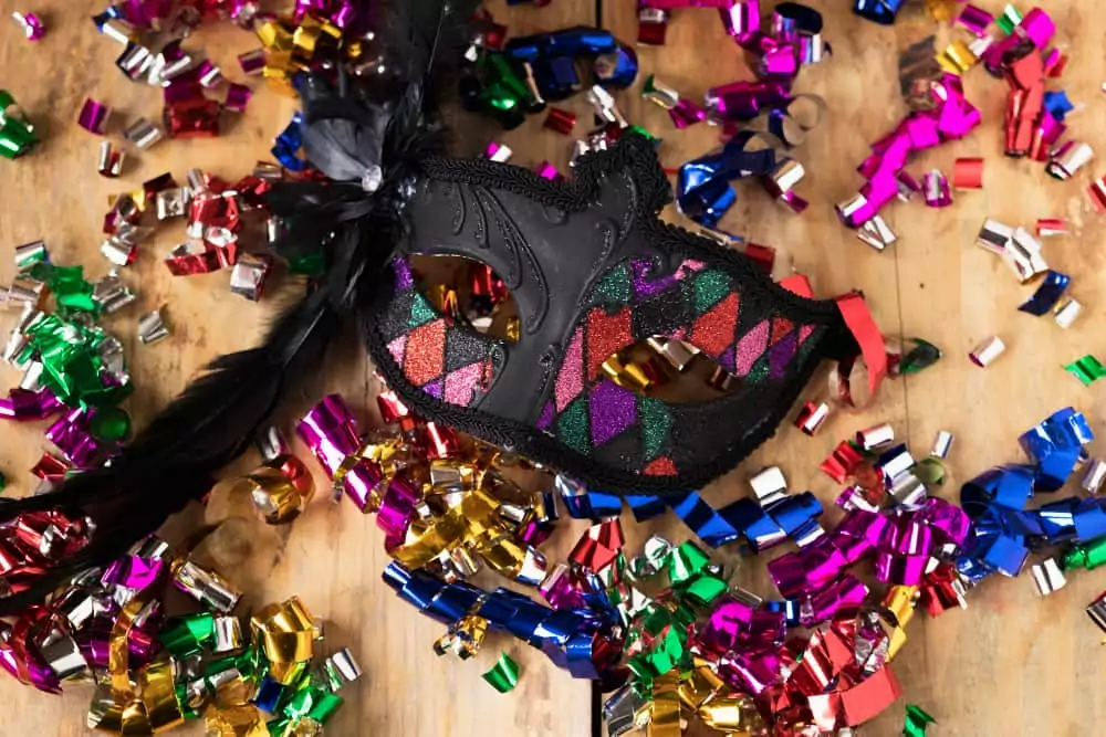 Schwarze Maske auf Konfetti