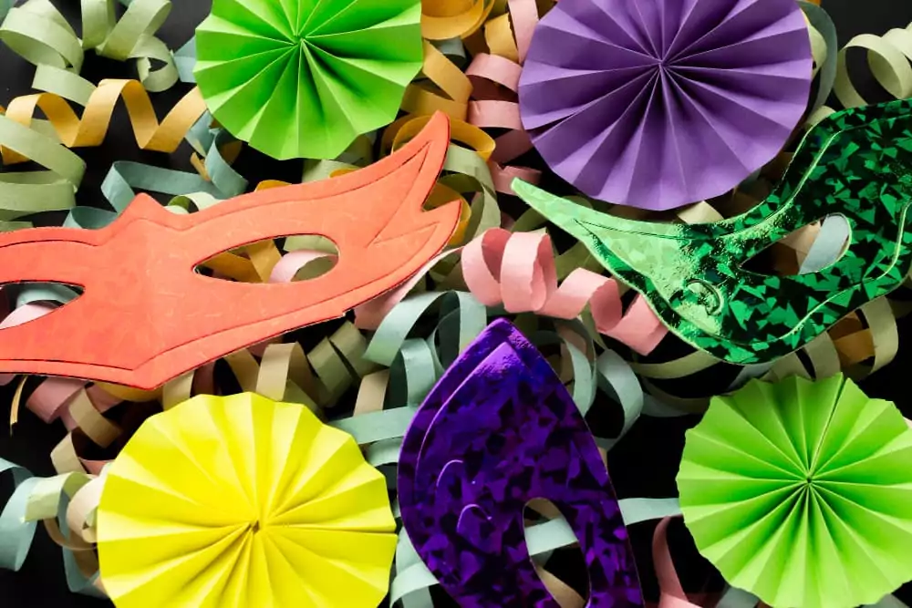 bunte Papierbänder und Masken
