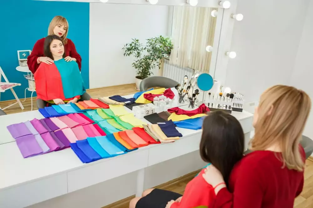 Stofffarben - Stylistin arbeitet mit Mädchen