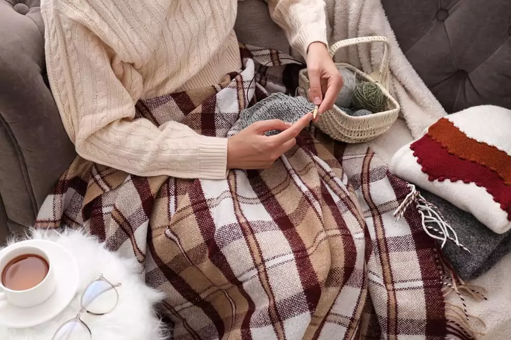 Konzept für gemütliche Winter- und Herbst-Hobbys: Stricken