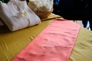 ein Tisch, auf dem Stoffe liegen ein Tisch, auf dem Stoffe liegen