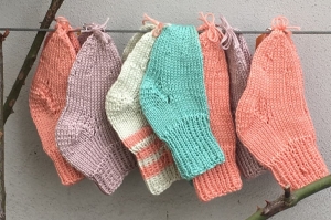 Nahaufnahme von Socken, die an der Wand trocknen